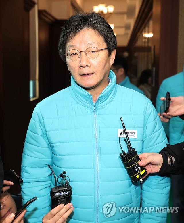 ▲ 8일 경기도 양평 쉐르빌호텔에서 열린 바른미래당 2019 의원 연찬회에서 유승민 전 바른미래당 공동대표가 기자들의 질문에 답하고 있다. ⓒ연합뉴스