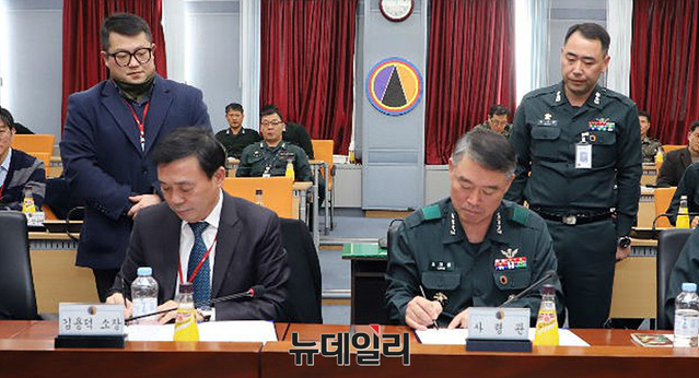 ▲ 최영철 육군교육사령관(오른쪽)과 김용덕 LANDSOC-K 연구소장이 7일 대전 육군교육사령부에서 양해각서(MOU)에 싸인하고 있다. ⓒ육군교육사령부 제공