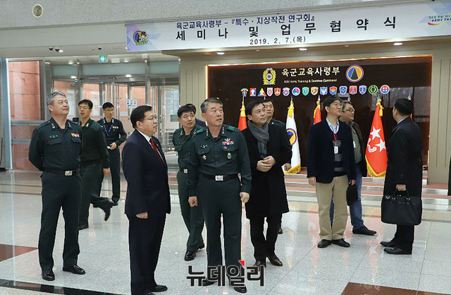 ▲ 육군교육사령부와 특수 및 지상작전 연구회(Land and Special Operations Center-Korea LANDSOC-K)는 미래전장환경에 대비한 지상군의 발전을 위한 양해각서를 체결하기 위해 모였다. ⓒ육군교육사령부 제공