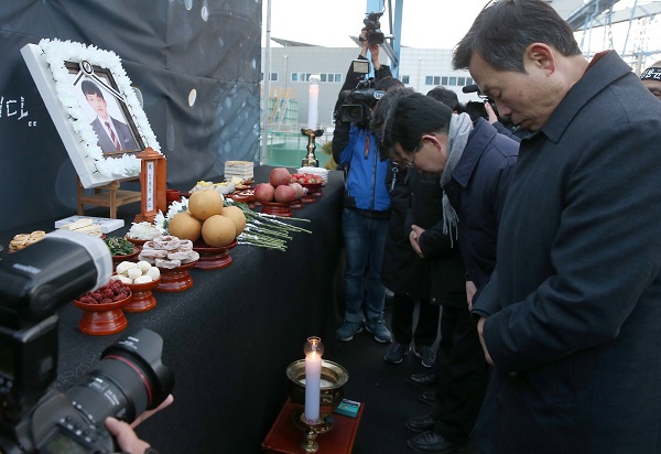 ▲ 양승조 충남도지사와 나소열 충남 문화체육부지사가 9일 태안화력발전소에서 진행된 고 김용균씨 노제에 참석해 고인의 명복을 빌고 있다.ⓒ충남도
