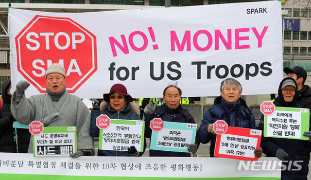 ▲ 지난해 12월 서울 종로구에서 주한미군 방위비 분담금 삭감을 요구하는 '평통사' 회원들. 한국 정부가 이들처럼 주한미군 주둔의 필요성을 부정할 경우 방위비 분담금 협상은 해가 갈수록 힘들어질 것으로 보인다. ⓒ뉴시스. 무단전재 및 재배포 금지.