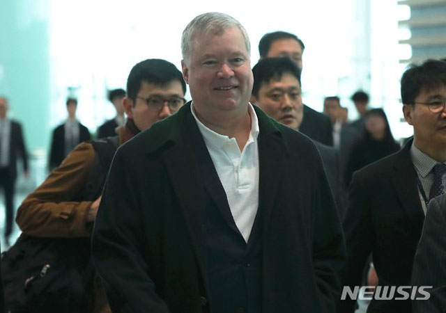 ▲ 10일 오전 웃으며 출국하는 스티븐 비건 미국 국무부 대북정책 특별대표. ⓒ뉴시스. 무단전재 및 재배포 금지.