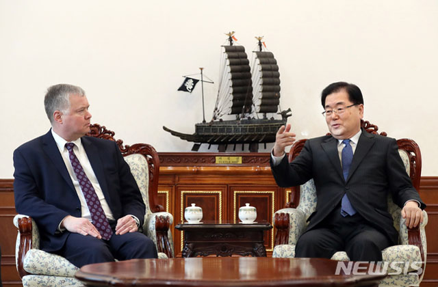 ▲ 지난 4일 방북 전 정의용 청와대 국가안보실장과 면담하는 비건 특별대표. ⓒ뉴시스. 무단전재 및 재배포 금지.