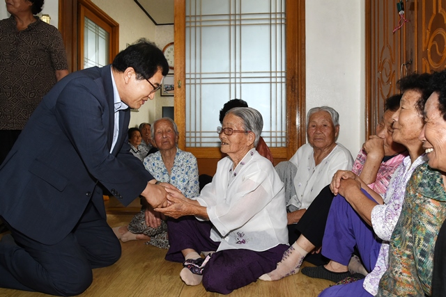 ▲ 주낙영 경주시장이 지난해 경로당을 방문해 어르신에게 인사를 하고 있다.ⓒ경주시