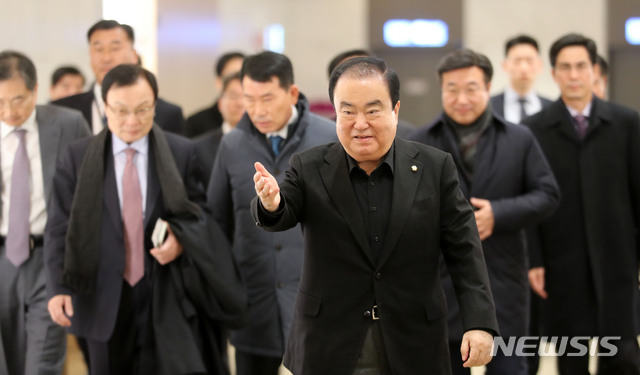 ▲ 문희상 국회의장과 여야 5당 지도부가 10일 오전 5박8일 일정으로 미국 방문을 위해 인천국제공항 제2여객터미널로 출국하고 있다. 이번 일정은 미국 의회 지도자 면담 등을 통해 한미동맹에 대한 의회 차원의 지지를 재확인하고 한반도 비핵화에 대한 공조방안을 논의하기 위해 계획됐다. ⓒ뉴시스