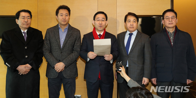 ▲ 안상수(왼쪽부터), 오세훈, 주호영, 심재철, 정우택 등 자유한국당 당권 주자들이 10일 오전 서울 여의도의 한 호텔에서 전당대회 연기 관련 회동을 마친 뒤 2주 연기 않으면 후보등록을 거부할 것이라는 입장을 밝히고 있다. ⓒ뉴시스