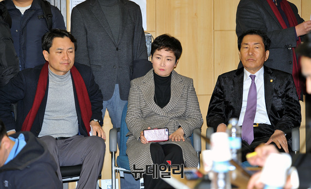 ▲ 김태우 전 수사관의 폭로 기자회견에는 김진태 자유한국당 의원, 이언주 바른미래당 의원, 안상수 자유한국당 의원도 함께 했다. ⓒ이기륭 기자.