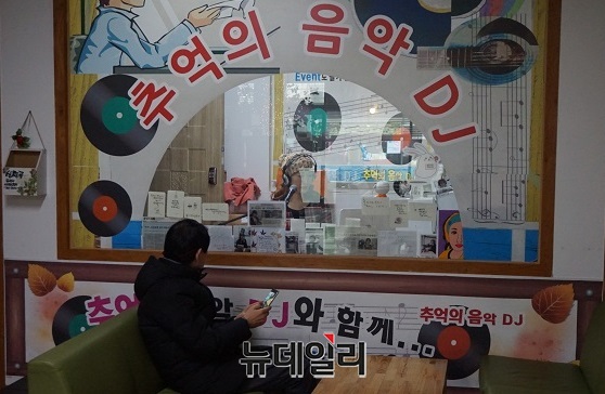 ▲ 충북 충주시 자유시장 상인회가 운영하는 카페에서 ‘추억의 음악DJ’가 상인들과 고객들에게 추억의 음악을 들려주고 있다. DJ 박혜영씨가 주말을 제외한 매일 낮 12시부터 2시까지 음악을 들려주면서 시장 활성화에 기여하고 있다. 추억의 음악 DJ는 충주자유시장 상인회가 운영하고 있다.ⓒ김정원 기자