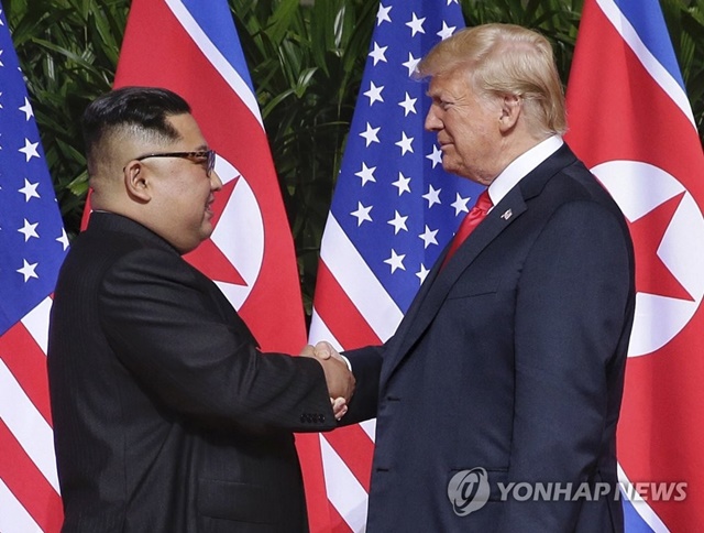 ▲ 지난해 6월12일 싱가포르애서 열린 북미 정상회담에서 악수하는 김정은 북한 국무위원장(좌)과 도널드 트럼프 미국 대통령. ⓒ연합뉴스