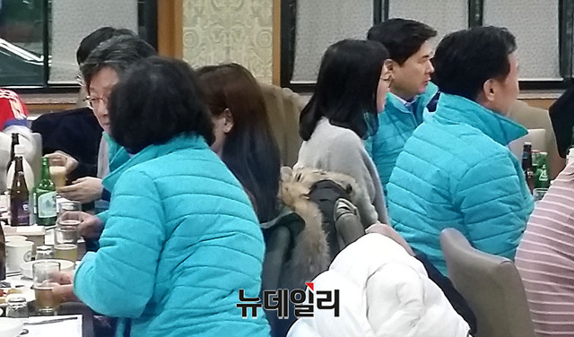 ▲ 9일 새벽 바른미래당 의원 연찬회가 열린 경기도 연천 쉐르빌호텔에서 손학규 바른미래당 대표와 유승민 전 바른미래당 공동대표가 서로를 등지고 뒷풀이를 즐기는 모습. ⓒ정호영 기자