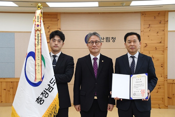 ▲ 충남도교육청이 무궁화 선양에 기여한 공로를 인정받아 11일 국가상징 선양 부문 대통령상을 받았다.ⓒ충남도교육청