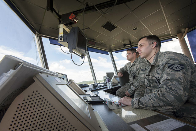 ▲ 美인도태평양사령부 예하 제18 작전지원반이 유사시에 대비해 항공 관제를 하는 모습. ⓒ美인도태평양사령부 공개사진.