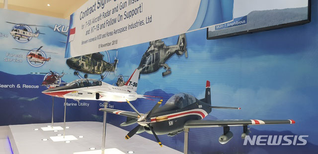 ▲ 한국과 스페인 정부가 훈련기와 수송기 맞교환 협상을 시작한다. 사진은 한국 T-50 고등훈련기와 KT-1 초등훈련기 모형. ⓒ뉴시스. 무단전재 및 재배포 금지.