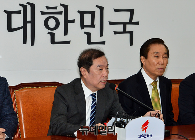 ▲ 김병준 자유한국당 비상대책위원장이 11일 오전 국회에서 열린 비상대책위원회에서 모두발언을 하고 있다. 이종현 기자