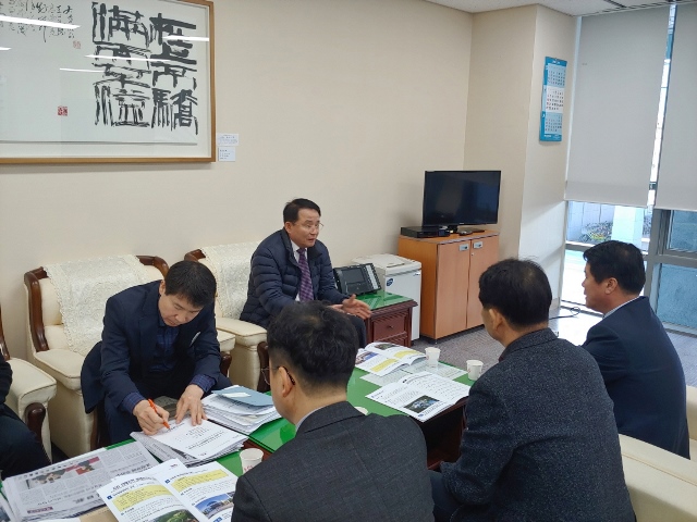 ▲ 포항시 허성두 지진대책국장이 지난 11일 최웅 경북도 재난안전실장과 유창근 안전정책과장, 강진태 사회재난과장, 이성언 자연재난과장을 차례로 만나 국가지원사업의 공동대응과 광역적 지진대비를 위한 적극적인 협력을 요청했다.ⓒ포항시