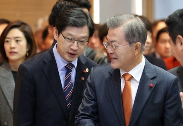 ▲ ▲ 문재인 대통령이 13일 경남도청에서 열린 중소기업 스마트 제조혁신 전략보고회에 참석해 김경수 경남지사와 대화하는 모습. ⓒ뉴시스