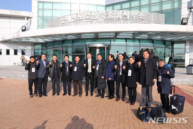 ▲ 방북에 앞서 포즈를 취하는 '남북공동선언 이행을 위한 새해맞이 연대모임' 참석 단체 관계자들. ⓒ뉴시스. 무단전재 및 재배포 금지.