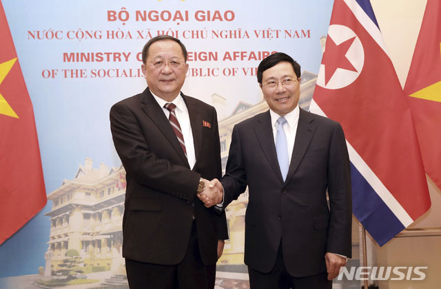 ▲ 지난해 11월 베트남을 방문한 리용호 북한 외무상이 팜빈민 부총리와 악수하고 있다. ⓒ뉴시스 AP. 무단전재 및 재배포 금지.