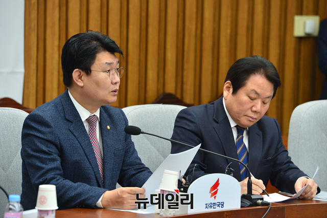 ▲ 자유한국당 정양석 원내수석부대표(오른쪽)과 정용기 정책위의장이 12일 오전 국회에서 열린 원내대책회의에서 모두발언을 하고 있다. 박성원 기자