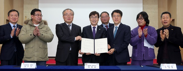 ▲ 충북 사회적경제기업 우체국 쇼핑몰 입점 협약식이 12일 이장섭 정무부지사, 박종석 충청지방우정청장, 임정수 한국우편사업진흥원장 등이 참석한 가운데 열렸다.ⓒ충북도