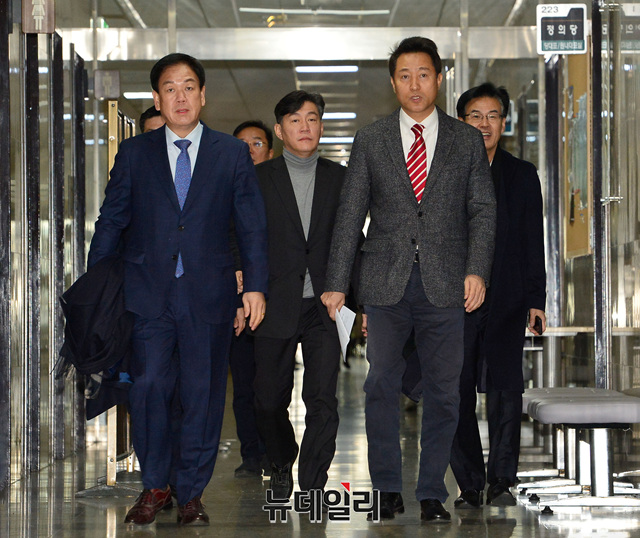 ▲ 자유한국당 전당대회 보이콧을 선언했던 오세훈 전 서울시장이 12일 국회를 찾아 출마 기자회견을 열었다.ⓒ박성원 기자