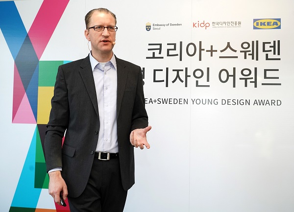 ▲ 12일 서울 성북동 주한스웨덴대사관저에서 열린 ‘코리아+스웨덴 영 디자인 어워드’ 간담회에서 프레드리크 요한손 이케아 코리아 부대표가 ‘코리아+스웨덴 영 디자인 어워드’에 대해 설명하고 있다. ⓒ이케아코리아
