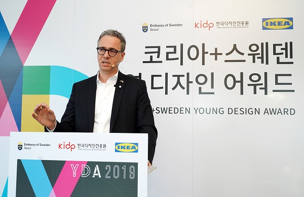 ▲ 12일 서울 성북동 주한스웨덴대사관저에서 열린 ‘코리아+스웨덴 영 디자인 어워드’ 간담회에서 야콥 할그렌 주한스웨덴대사가 환영사를 하고 있다. ⓒ이케아코리아