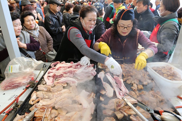 ▲ 지난해 3월 청주 서문시장 삼겹살거리에서 열린 삼겹살축제의 한 장면.ⓒ청주시