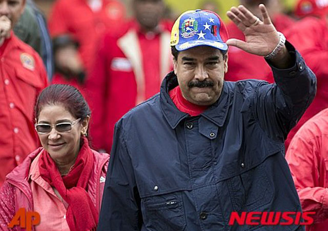 ▲ 니콜라스 마두로 베네수엘라 대통령과 부인 실리아 플로레스. ⓒ뉴시스 AP. 무단전재 및 재배포 금지.