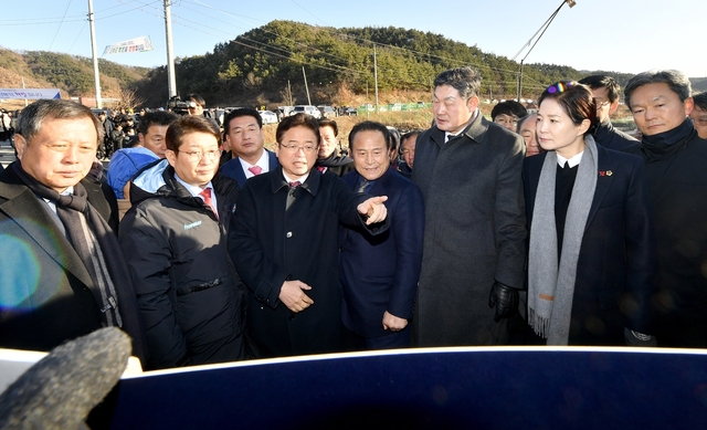 ▲ 대구시와 경북도가 실질적 상생을 위한 차원에서 2월 한 달 동안 실국장이 1일 상호 교환근무에 나선다. 사진은 지난 1월 16일 군위군 신공항 후보지를 찾은 이철우 경북도지사와 권영진 대구시장.ⓒ경북도