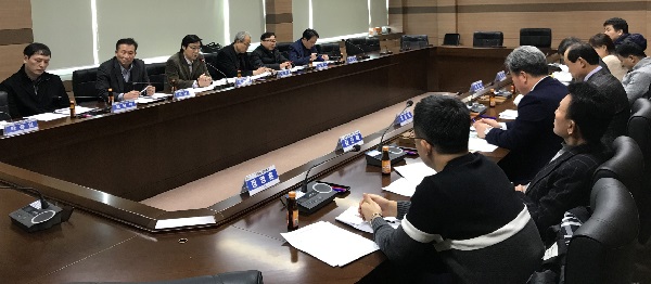 ▲ 세종시가 생산자와 전문가 등이 참여하는 ‘축산 악취저감 TF팀’을 구성해 12일 세종농업기술센터 연찬실에서 첫 회의를 가졌다.ⓒ세종시