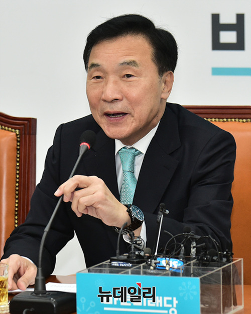 ▲ 손학규 바른미래당 대표가 12일 국회 본청에서 열린 바른미래당 창당 1주년 기념 기자간담회에서 발언하고 있다. ⓒ이종현 기자