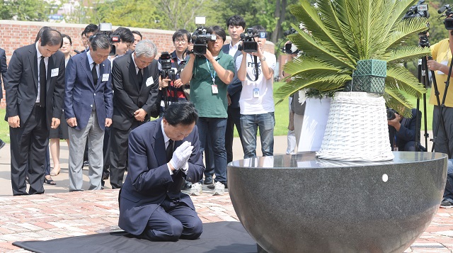 ▲ 하토야마 유키오(鳩山由紀夫) 전 일본 총리가 2015년 8월 12일 오후 서울 서대문형무소를 방문, 추모비 앞에서 기도를 하고 있다. ⓒ뉴시스