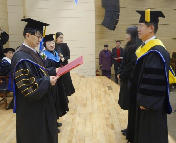 ▲ 이용걸 세명대 총장(왼쪽)이 12일 대학 학술관에서 진행된 대학원 학위수여식에서 졸업생에게 학위를 수여하고 있다.ⓒ세명대