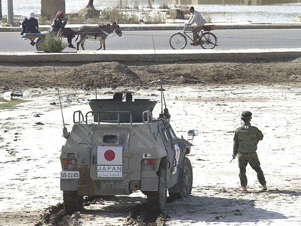 ▲ 이라크 사마와에 주둔했던 일본 자위대. ⓒ연합뉴스 AP. 무단전재 및 재배포 금지.