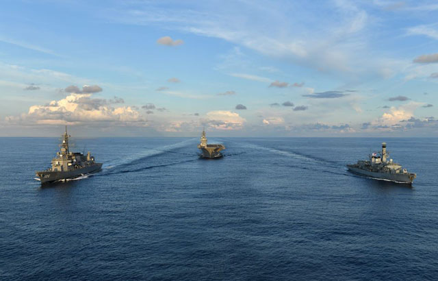▲ 남중국해에서 대잠수함 훈련 중인 영국 해군 프리깃함 '아길'과 '서덜랜드', 일본 해상자위대 헬기모함 '카가'. ⓒ일본자위대 공개사진.