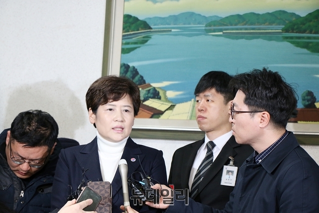 ▲ 강은희 대구시교육감이 13일 오전 재판을 마치고 나오며 심경을 토로하고 있다.ⓒ뉴데일리