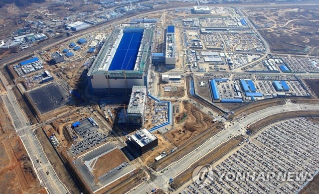 ▲ 경기 평택시 고덕산업단지에 들어서는 삼성전자 반도체 단지. ⓒ연합뉴스