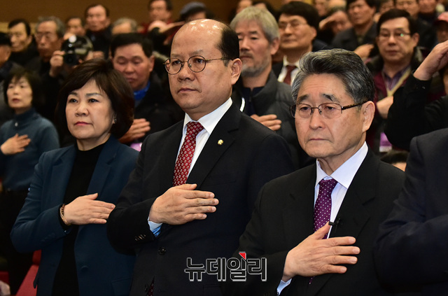 지난 8일 국회에서 열린 공청회에서 국민의례를 하는 김순례·이종명 자유한국당 의원, 지만원 씨. ⓒ이종현 기자.