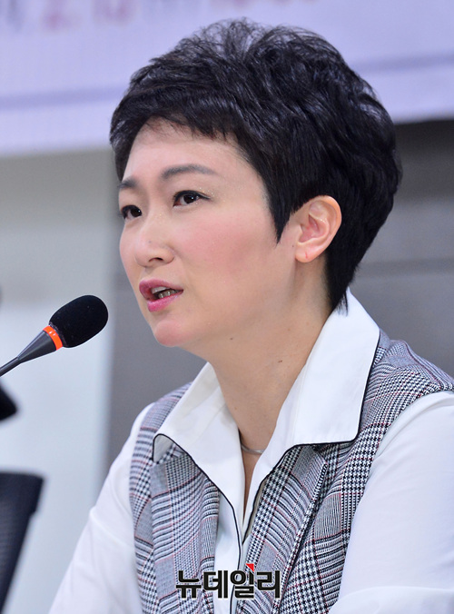 ▲ 이언주 바른미래당 의원이 13일 국회 의원회관에서 자신이 주관한 '문재인 정부 헌법 위반 사례' 토론회에서 발언하고 있다. ⓒ박성원 기자