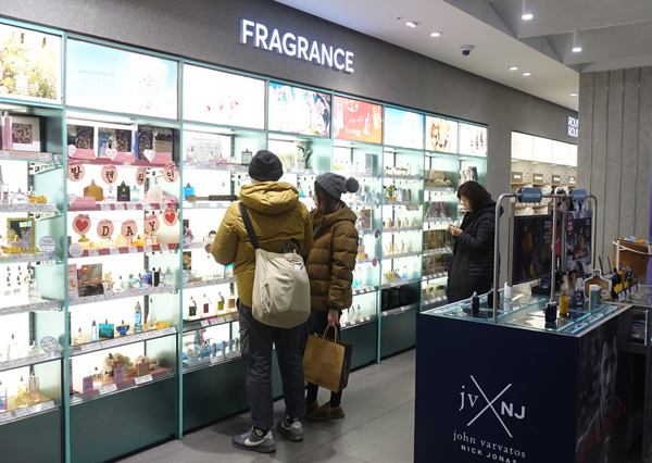 ▲ 올리브영 명동본점 향수존에서 연인 고객이 향수를 고르고 있다.ⓒCJ올리브네트웍스