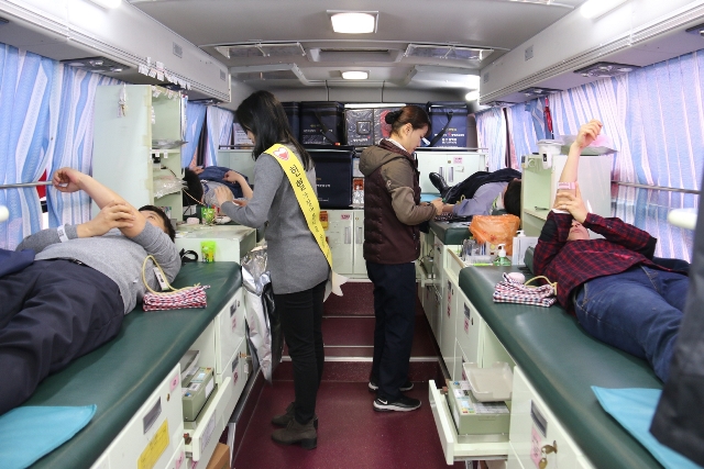 ▲ 사랑나눔 헌혈운동에 참여하고 있는 한국원자력환경공단 직원들.ⓒ방폐장