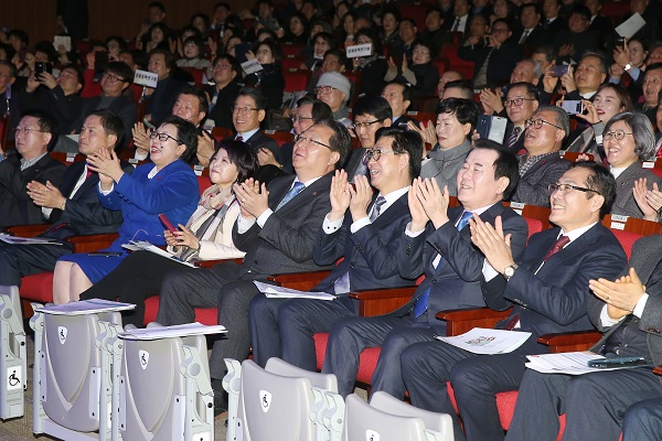 ▲ 충남도‘더 행복한 충남경제발전전략 비전 선포’식에 참석한 충남지역 주요 기관장 등이 박수를 치고 있다.ⓒ충남도