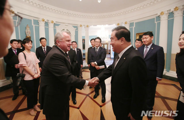 ▲ 지난 12일(현지시간) 미국 워싱턴에 있는 국무부를 찾아 존 설리번 부장관과 만난 문희상 국회의장과 여야 대표 일행. ⓒ뉴시스. 무단전재 및 재배포 금지.