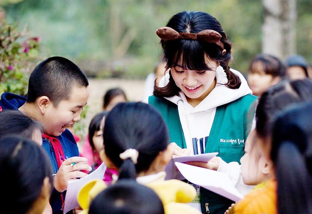 ▲ 대구사이버대가 오는 15일까지 2019년도 신·편입생을 모집한다.(사진은 베트남 찌엔탕 초등학생 아이들과 함께하고 있는 대구사이버대 자원봉사자 모습)ⓒ대구사이버대