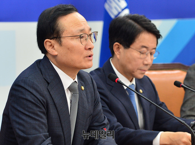 ▲ 홍영표 더불어민주당 원내대표가 7일 오전 국회 원내대표회의실에서 열린 정책조정회의에서 모두발언을 하고 있다. 박성원 기자