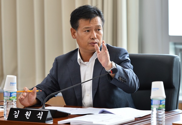 ▲ 지방의회 우수조례 평가에서 세종시의회 최초로 개인부문 장려상을 수상한 김원식 의원.ⓒ세종시의회