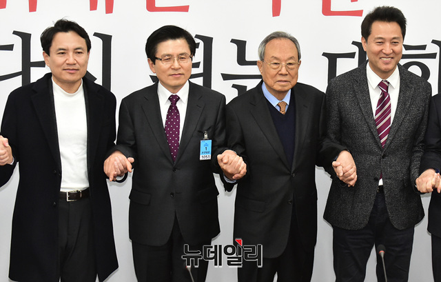 ▲ 자유한국당 2.27 전당대회 당권에 도전하는 김진태(왼쪽부터), 황교안, 오세훈 후보와 박관용 선거관리위원장(왼쪽에서 3번째)이 13일 오전 국회에서 열린 자유한국당 선관위 회의에서 기념촬영을 하고 있다. ⓒ이종현 기자