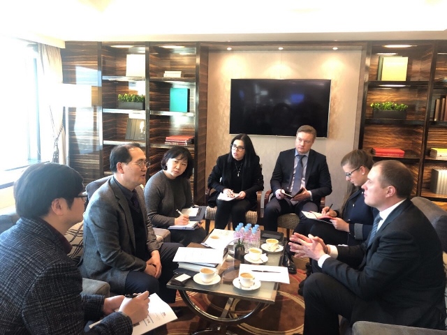 ▲ 김종식 포항시환동해미래전략본부장이 13일 ‘제3차 한국 투자자의 날’ 행사 참석 차 방한한 러시아 극동개발부 부국장 등 관계자들을 만나고 있다.ⓒ포항시