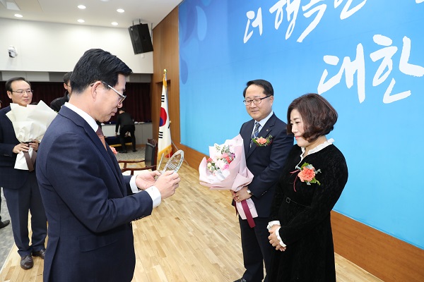 ▲ 남궁영 충남도 행정부지사가 14일 퇴임식을 갖고 충남도청을 떠났다. 퇴임식에서 양승조 도지사가 남궁 부지사 부인에게 공로패를 전달하고 있다.ⓒ충남도